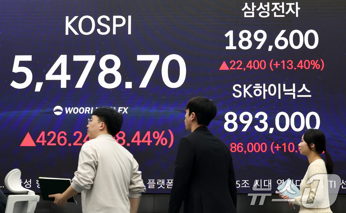 코스피가 급등하며 5400선을 회복 마감한 1일 오후 서울 중구 우리은행 딜링룸 현황판에 코스피지수가 전장대비 426.24(8.44%) 상승한 5,478.70을 표시하고 있다. 2026.4.1 ⓒ 뉴스1 최지환 기자