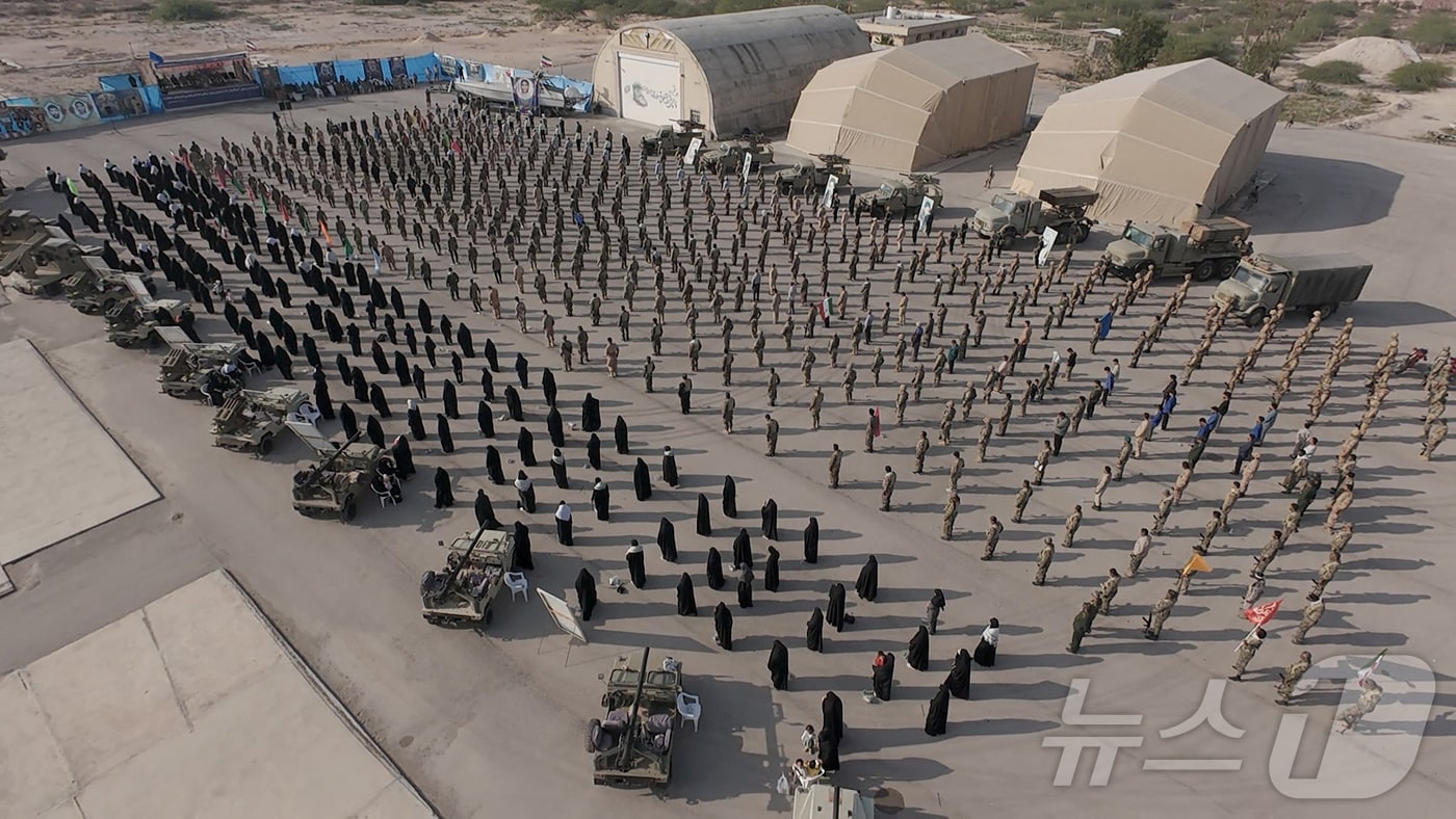 이슬람 혁명수비대(IRGC)가 2월 16일(현지시간) 촬영한 사진에서는 이란 남부에서 IRGC 대원들이 훈련에 참가하고 있는 모습이 담겼다. 2026.02.16. ⓒ 로이터=뉴스1