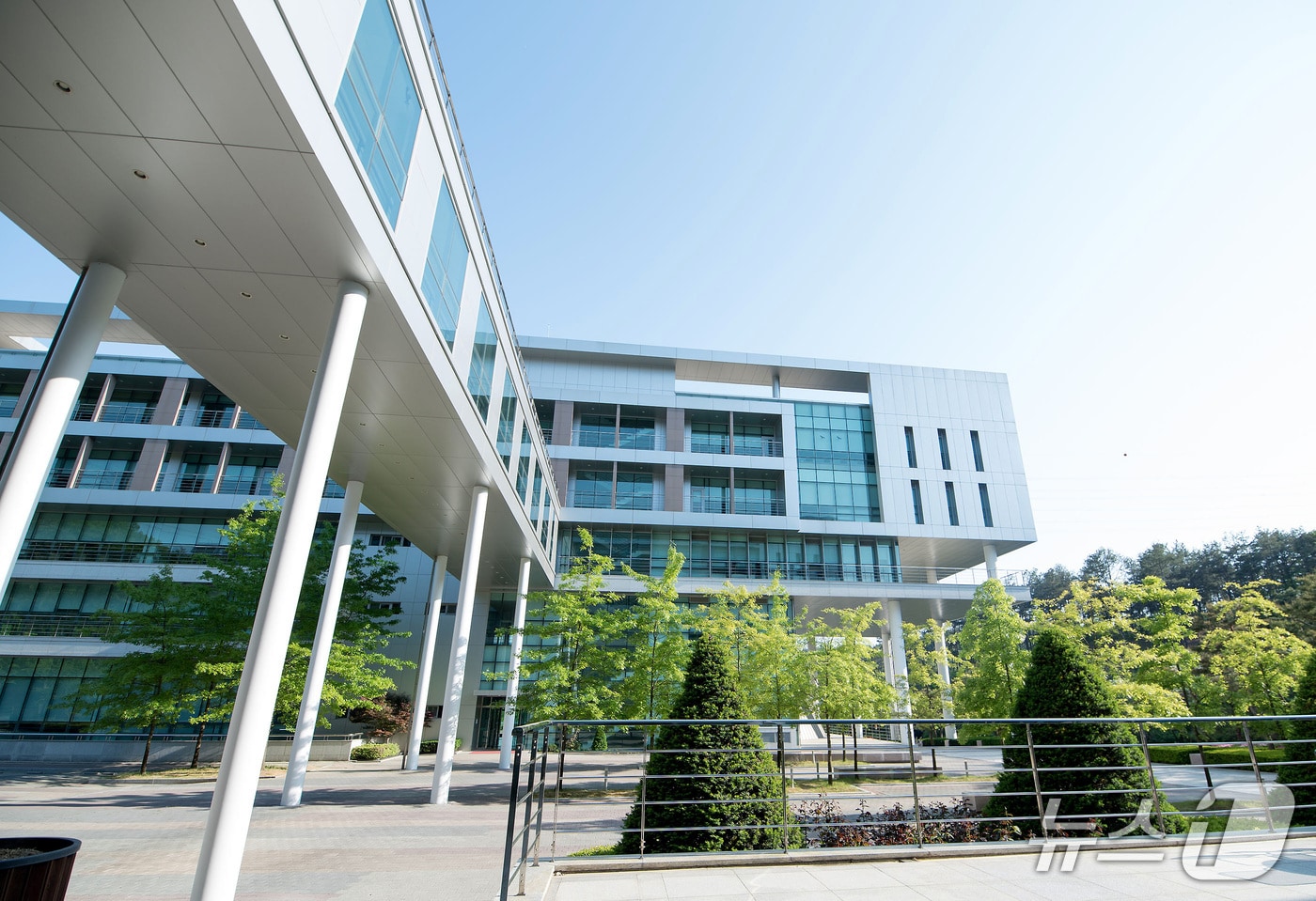 영진전문대가 HD현대로보틱스와 산학협력 협약을 맺고, 지능형로봇 분야 실무형 전문 인재 양성에 나선다. (영진전문대 제공. 재판매 및 DB금지)