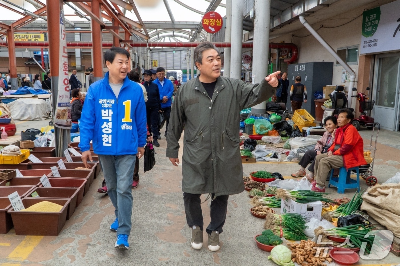 1일 박성현 광양시장 예비후보와 후원회장인 배우 이원종이 전남 광양을 찾아 전통시장을 방문해 민심을 살폈다.(박성현 캠프 제공)