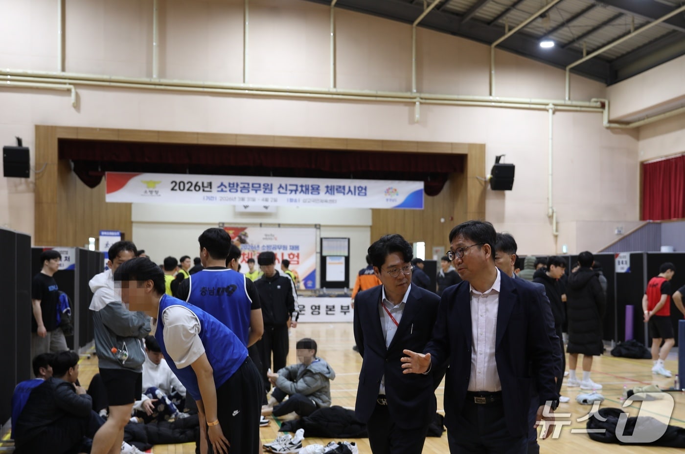  성호선 충남소방본부장이 1일 신규 소방공무원 채용 체력 시험장을 방문해 응시자들을 격려하고 있다. (충남소방본부 제공, 재판매 및 DB금지) / 뉴스1