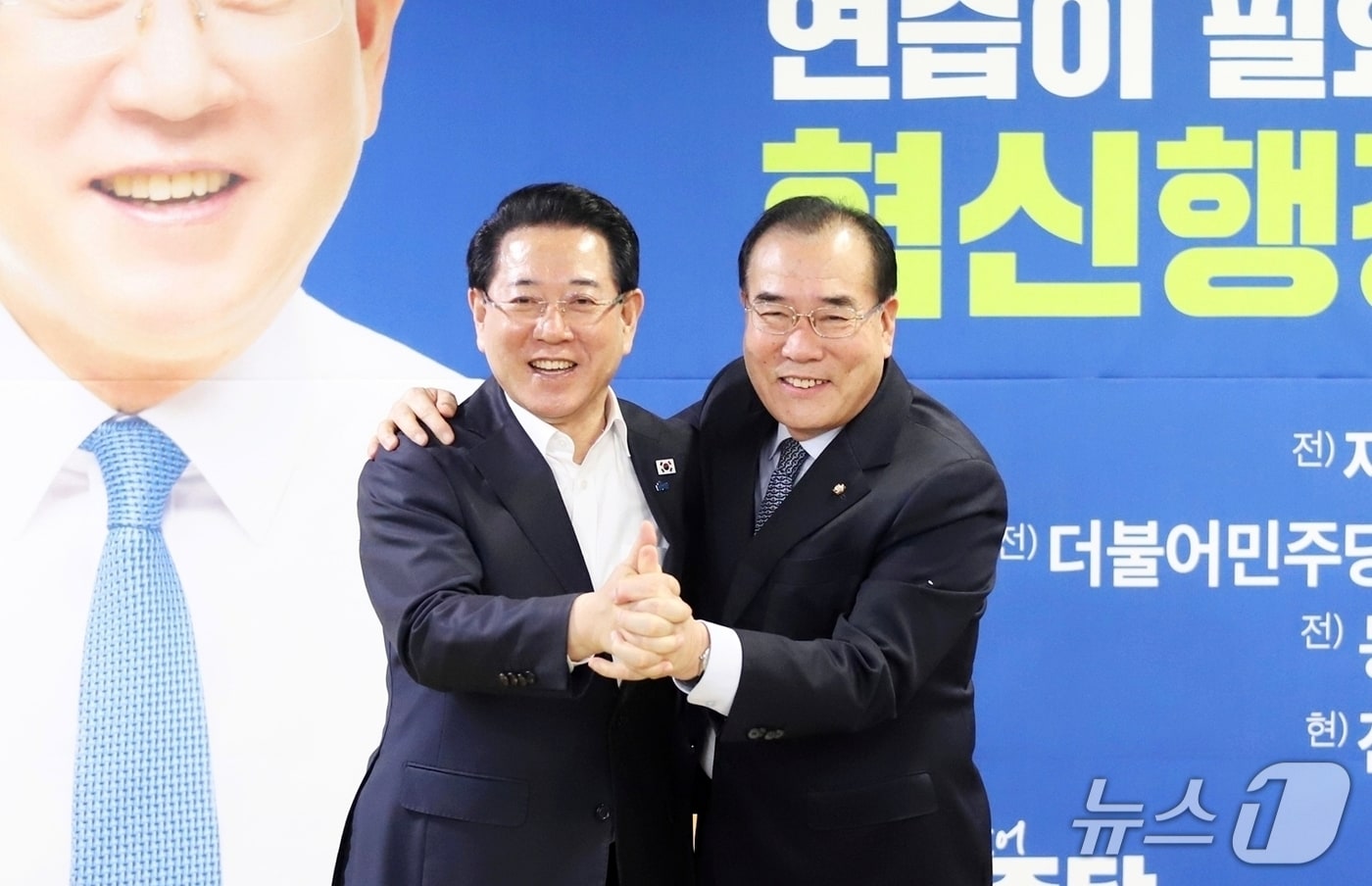 이개호 국회의원이 1일 김영록 민주당 전남광주특별시장 예비후보 사무실을 찾아 김 예비후보와 손을 맞잡고 있다.(사진=김영록 후보 선거캠프 제공) 2026.4.1