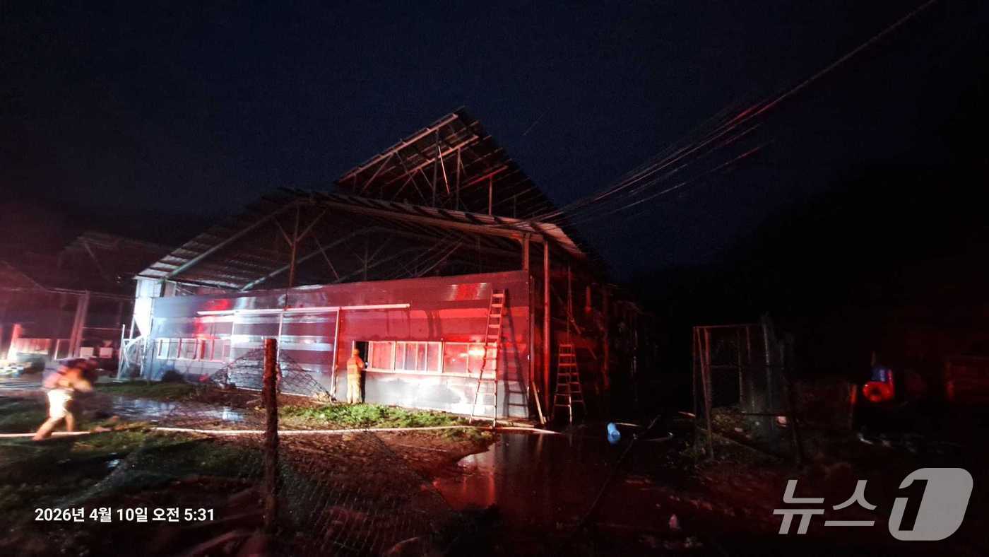 강원 횡성 서원면 금대리 양계장 화재 현장.(강원도소방본부 제공, 재판매 및 DB금지)