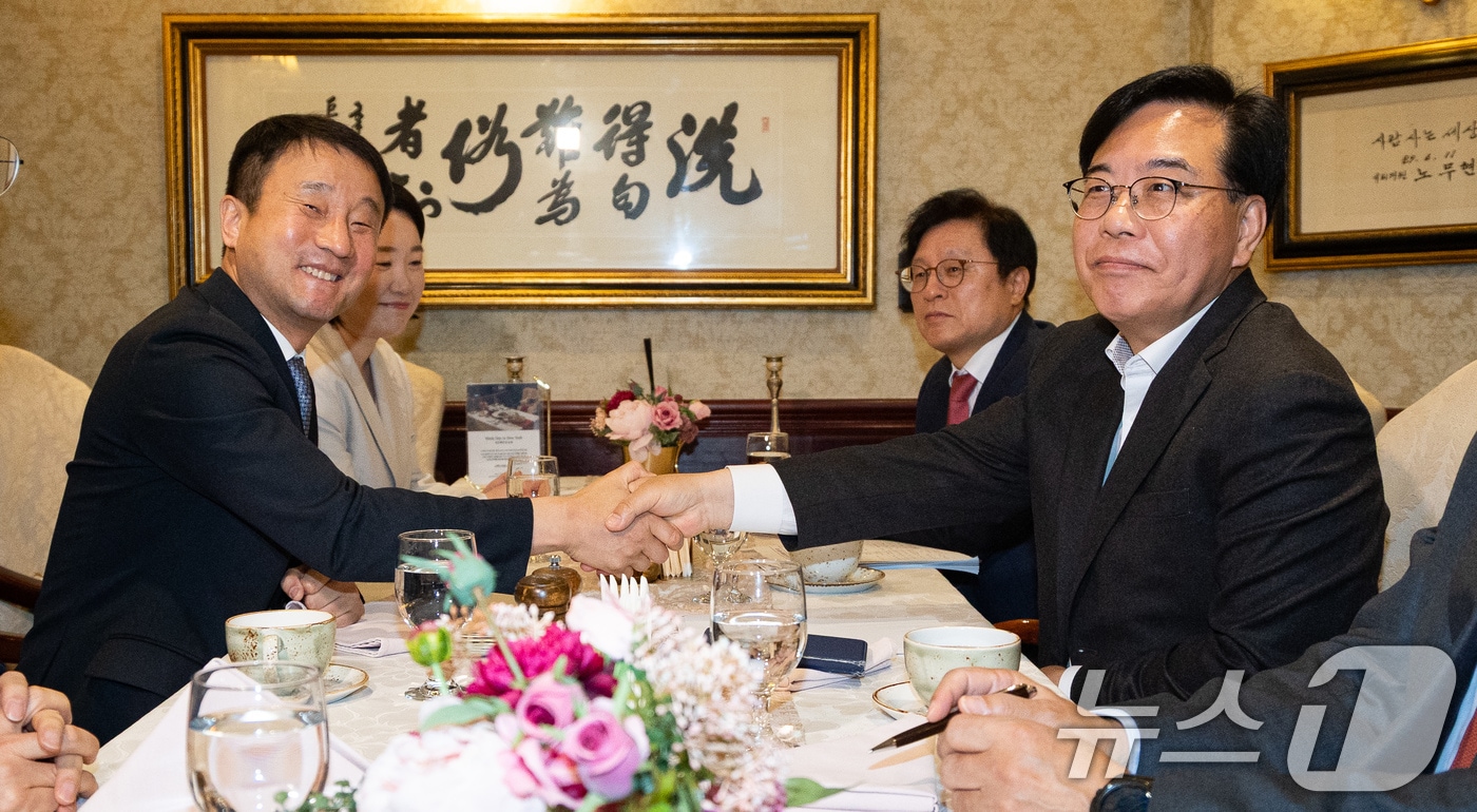 더불어민주당 한병도, 국민의힘 송언석 원내대표와 여야 원내수석 및 예결위 간사들이 10일 서울 여의도 한 식당에서 조찬 회동을 하고 있다. 왼쪽부터 시계방향으로 더불어민주당 한 원내대표, 이소영 예결위 간사, 국민의힘 박형수 예결위 간사, 송 원내대표. 2026.4.10 ⓒ 뉴스1 유승관 기자