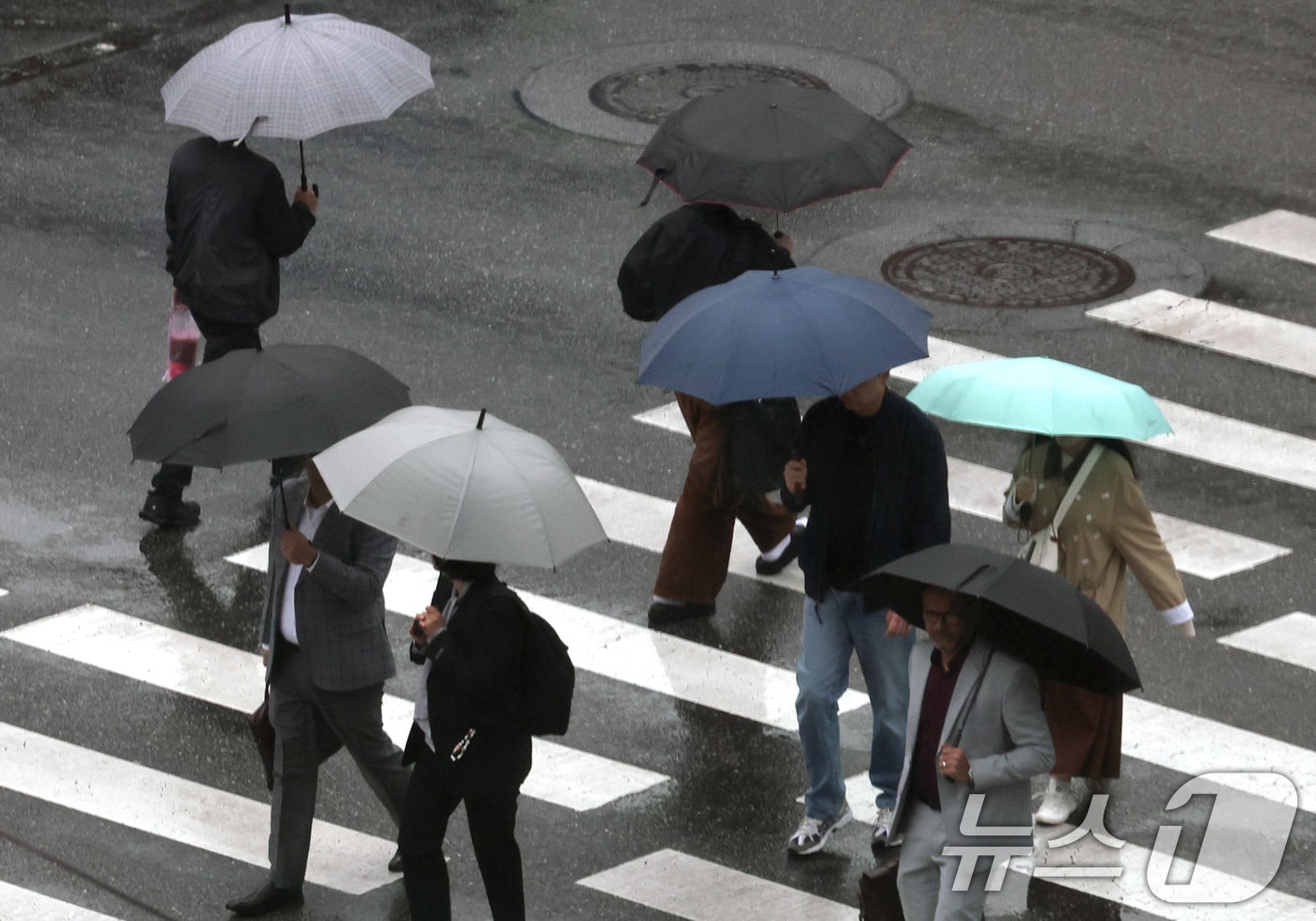 10일 오전 서울 중구 을지로 일대에서 우산을 쓴 시민들이 출근길 발걸음을 옮기고 있다. 2026.4.10 ⓒ 뉴스1 구윤성 기자