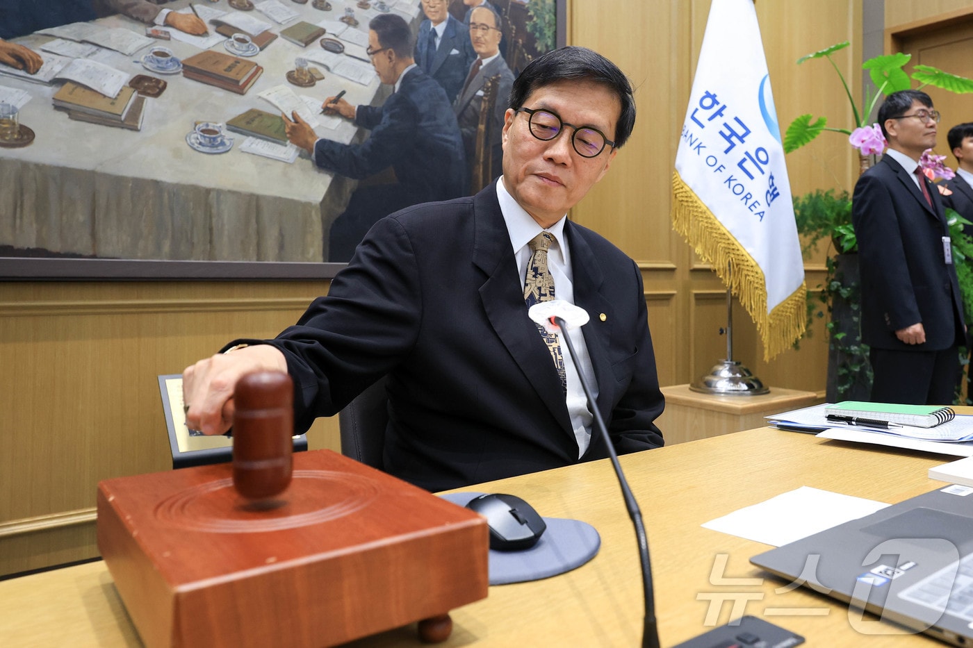이창용 한국은행 총재가 10일 서울 중구 한국은행 본관에서 열린 금융통화위원회 본회의에서 의사봉을 두드리고 있다. 2026.4.10 ⓒ 뉴스1 사진공동취재단