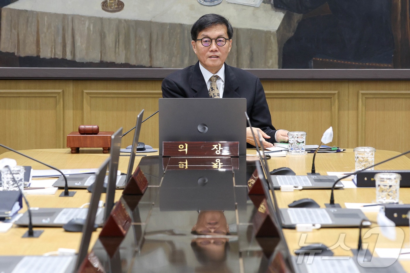 이창용 한국은행 총재가 10일 서울 중구 한국은행 본관에서 열린 금융통화위원회 본회의에서 회의를 주재 하고 있다. 2026.4.10 ⓒ 뉴스1 사진공동취재단