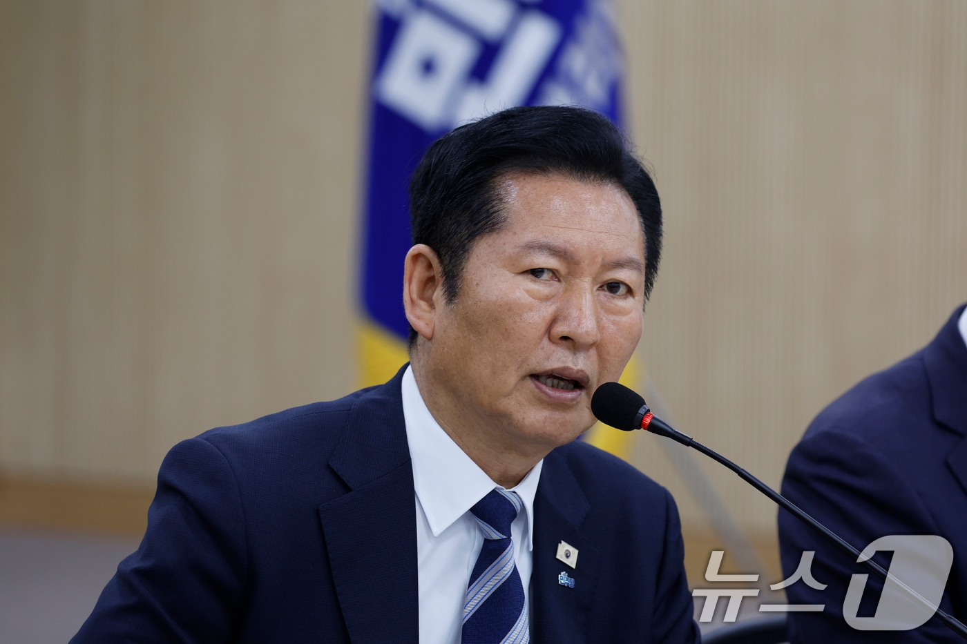 정청래 더불어민주당 대표가 10일 전남 담양농협본점에서 열린 민주당 현장최고위원회의에서 모두발언하고 있다. 2026.4.10 ⓒ 뉴스1 김태성 기자