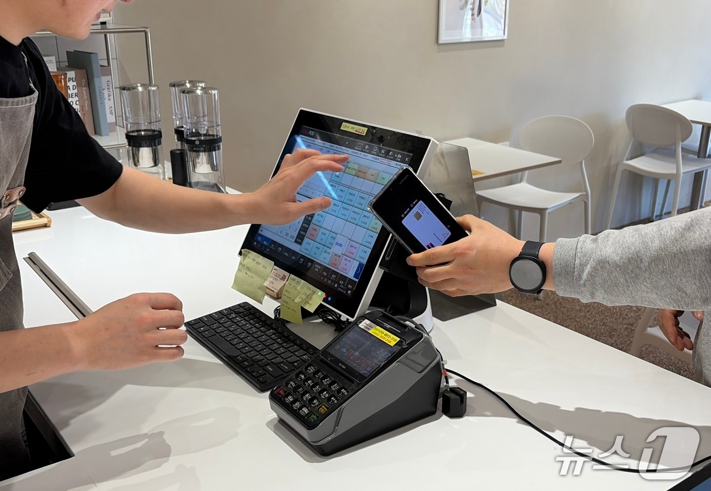 대구 달성군이 연 매출 1억 원 이하 소상공인에게 카드 수수료를 지원한다. 사진은 한 고객이 카페에서 음료를 주문하며 카드로 비용을 치르고 있는 장면.(대구 달성군 제공. 재판매 및 DB금지)