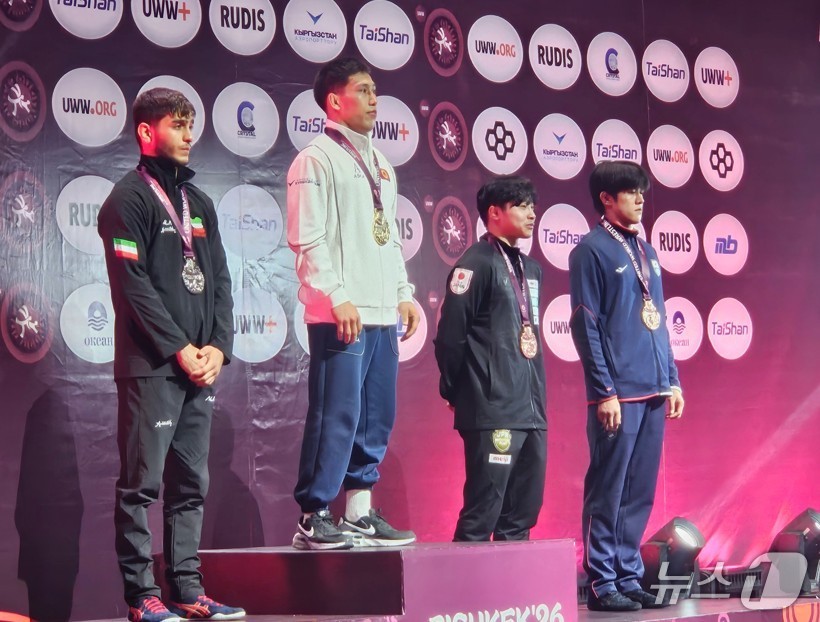 한국조폐공사 소속 최현웅 선수(오른쪽 첫 번째)가 '2026 아시아선수권대회' 시상식에서 동메달을 목에 건 뒤 기념 촬영을 하고 있다. (한국조폐공사 제공.재판매 및 DB금지)/뉴스1