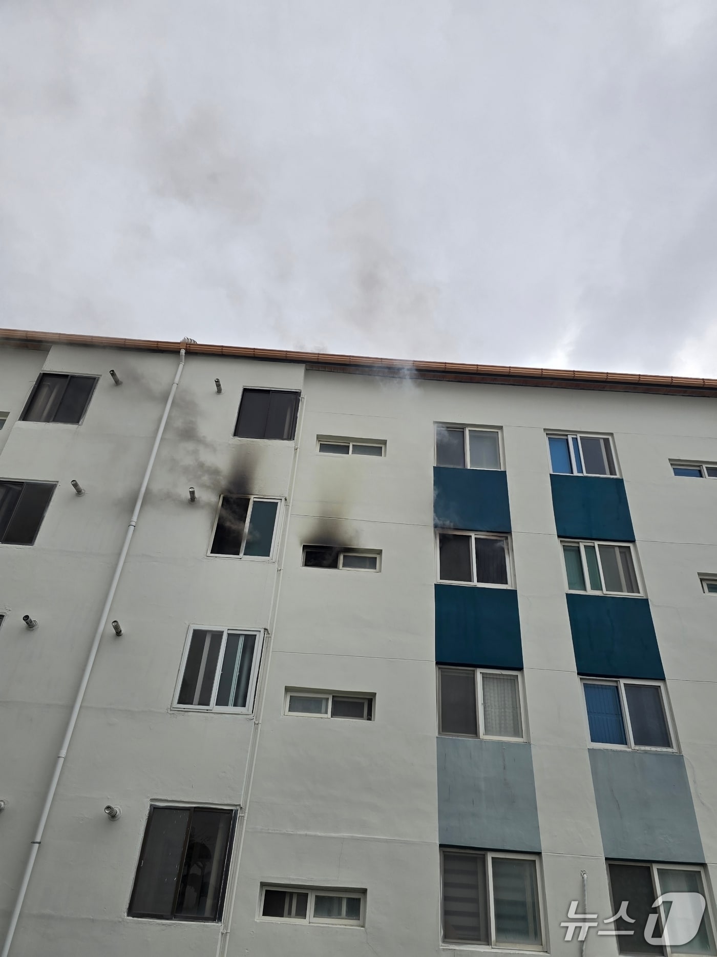 10일 오전 9시 29분쯤 여수시 국동 한 아파트에서 화재가 발생했다. (전남소방본부 제공. 재판매 및 DB금지)