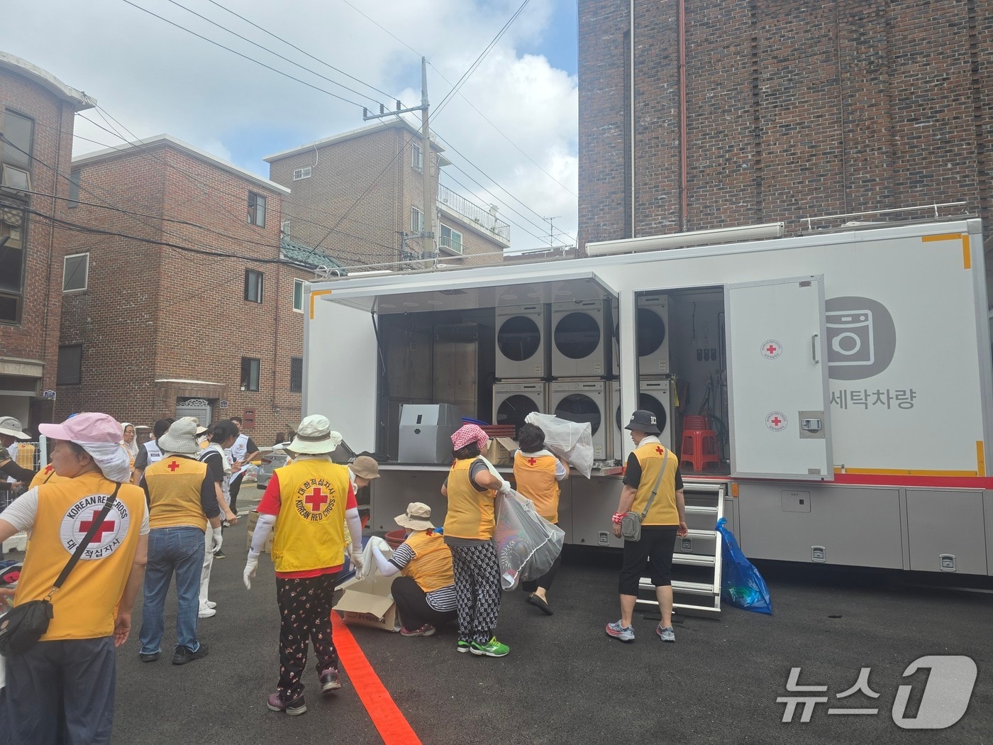 지난해 수해복구 현장에서 활동중인 적십자사 모습.(은평구 제공)