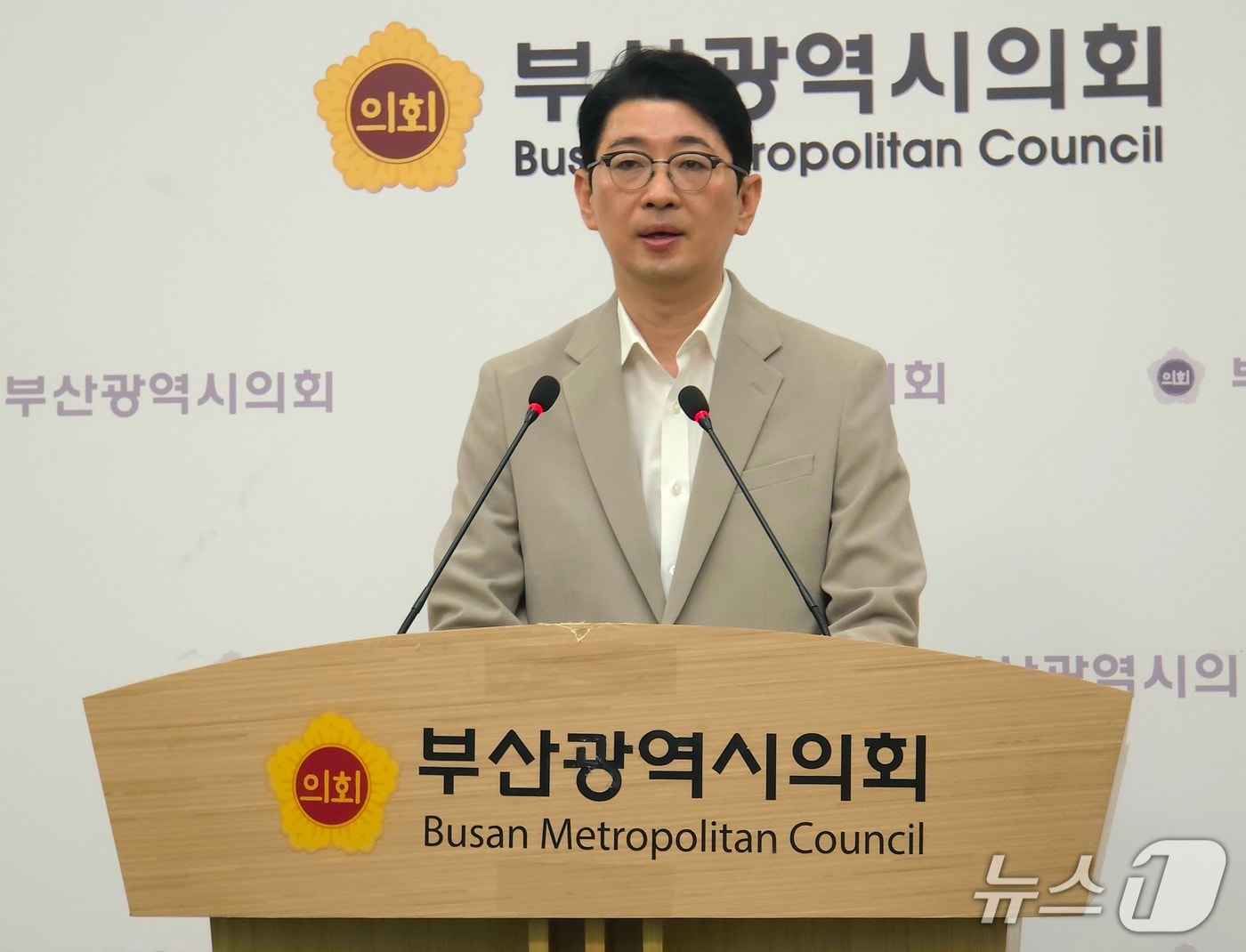 주진우 국민의힘 의원이 10일 부산시의회 브리핑룸에서 '전재수 의원 불기소 처분'에 대해 비판하는 긴급 기자회견을 하고 있다.2026.4.10 ⓒ 뉴스1 이주현 기자