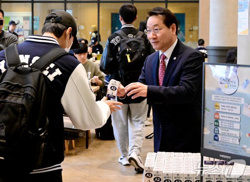 유정복 인천시장이 지난달 26일 연수구 연세대학교 국제캠퍼스에서 인천형 천원의 아침밥 사업 현장을 점검하고 우유를 배식하고 있다. (인천시청 제공.재판매 및 DB금지)