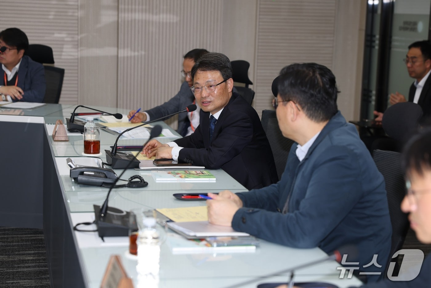 박은식 산림청장(가운데)이 10일 국립산림과학원에서 산림재난예측분석체계를 점검하고 있다(산림청 제공.재판매 및 DB금지)/뉴스1