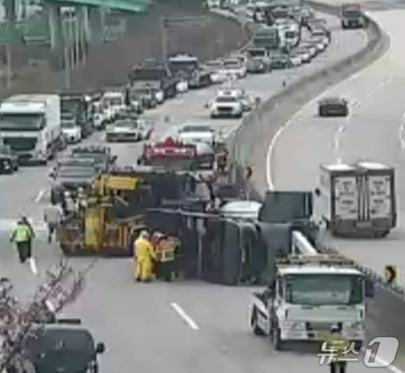 10일 낮 12시9분쯤 대구 달성군 논공읍 광주대구선 논공휴게소 부근 171㎞ 지점에서 탱크로리가 넘어져 황산이 유출되자 소방대원 등이 사고를 수습하고 있다.(재판매 및 DB금지)