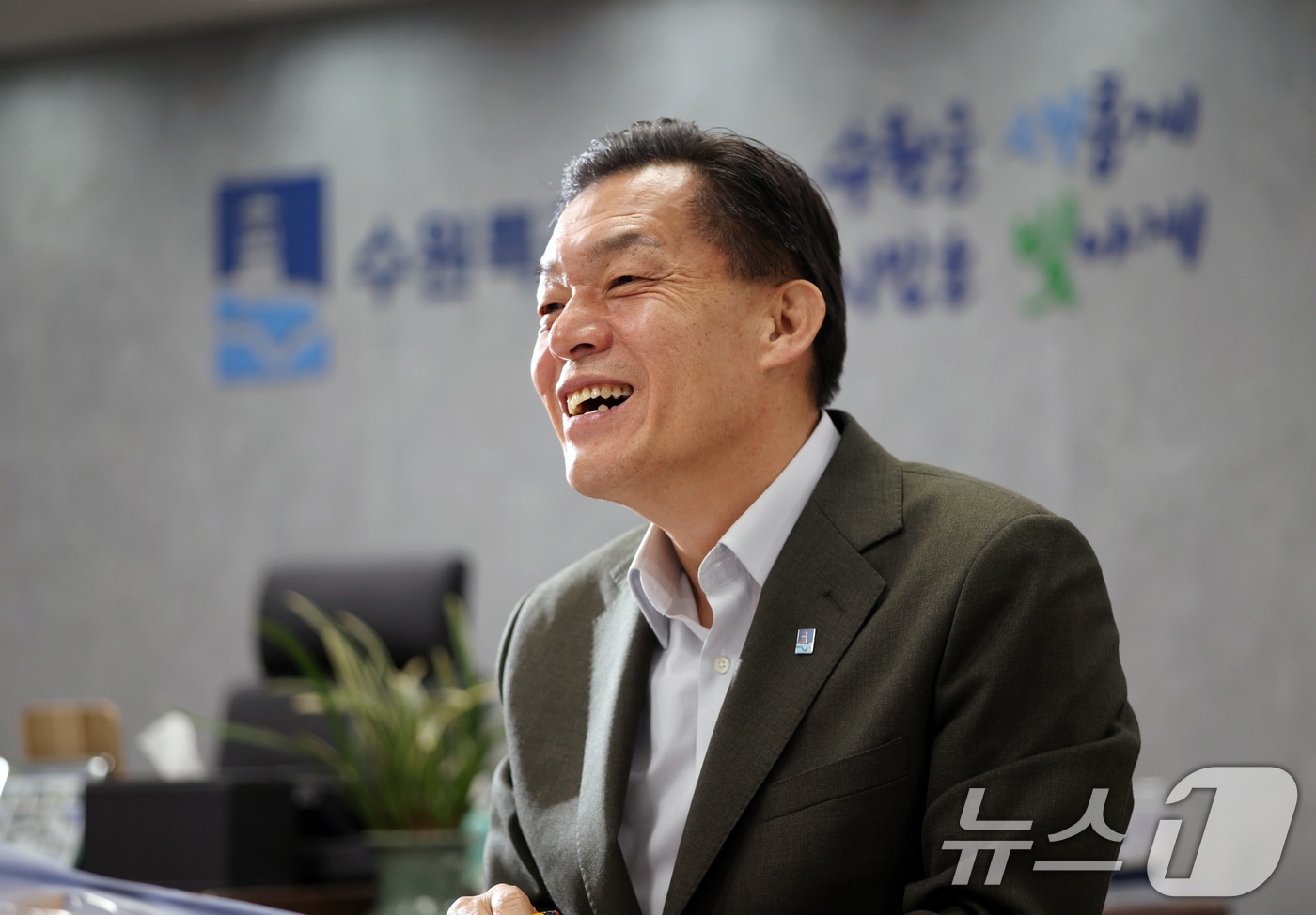 이재준 수원시장이 10일 경기 수원시 팔달구 수원시청 집무실에서 뉴스1과 인터뷰를 하고 있다. 2026.4.10 ⓒ 뉴스1 김영운 기자