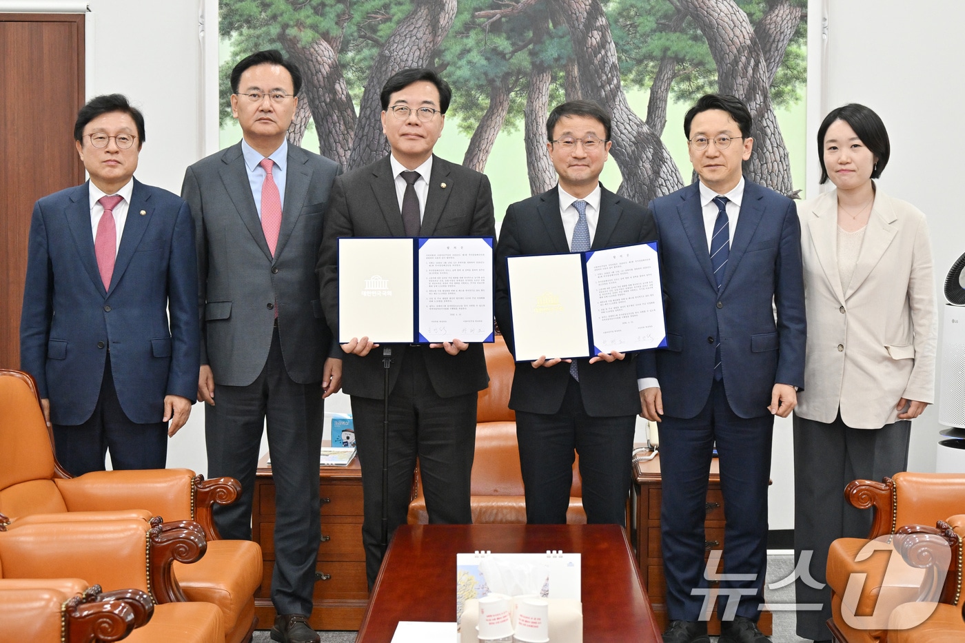 더불어민주당 한병도, 국민의힘 송언석 원내대표와 여야 원내수석 및 예결위 간사들이 10일 서울 여의도 국회에서 2026년도 제1회 추가경정예산안 합의문을 들고 기념 촬영을 하고 있다. 왼쪽부터 국민의힘 박형수 예결위 간사, 유상범 원내운영수석부대표, 송 원내대표, 더불어민주당 한병도 원내대표, 천준호 원내운영수석부대표, 이소영 예결위 간사. (공동취재) 2026.4.10 ⓒ 뉴스1 신웅수 기자