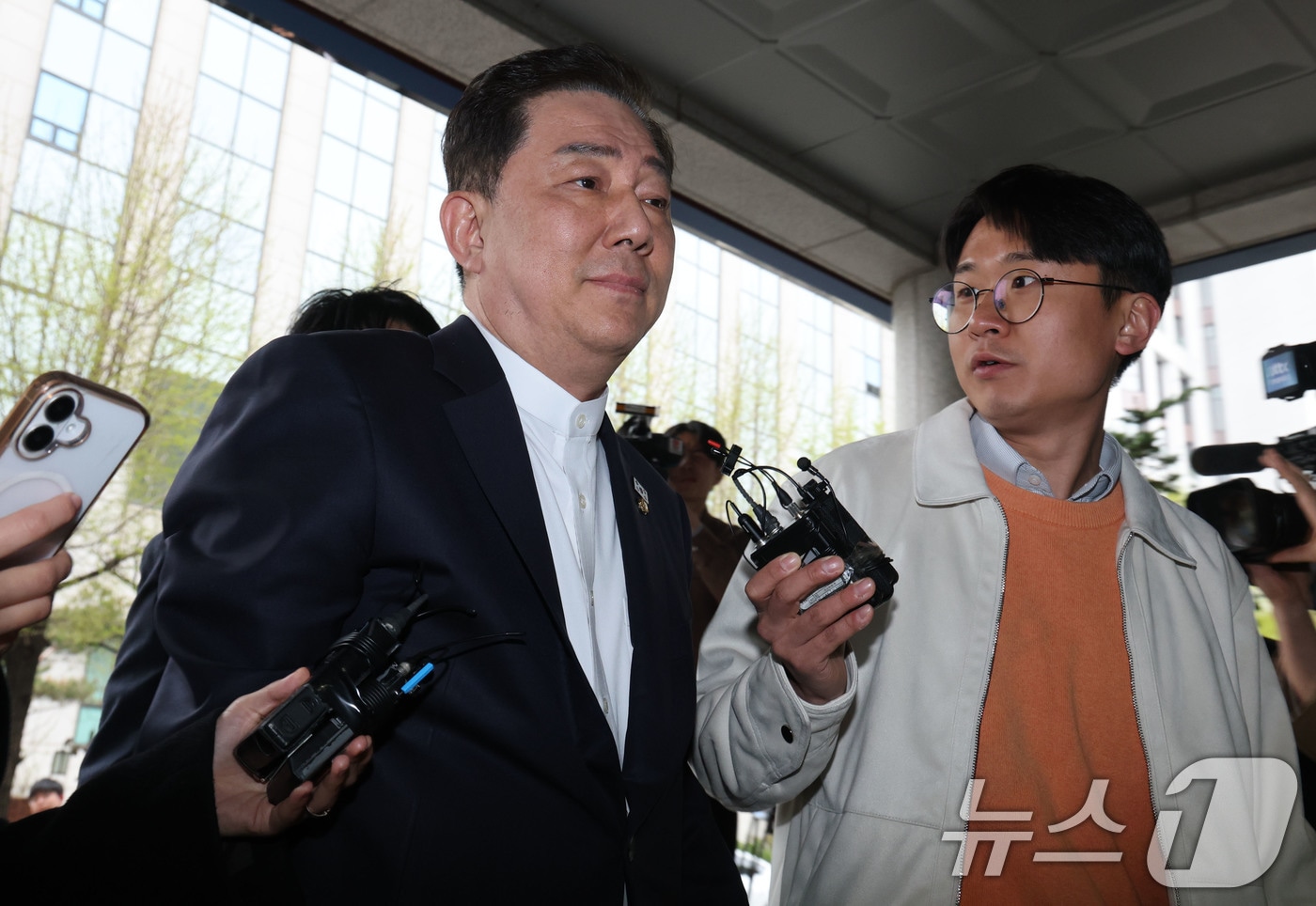 각종 비위 의혹으로 수사를 받고 있는 김병기 무소속 의원이 4월 10일 오후 피의자 신분으로 조사를 받기 위해 서울 마포구 서울경찰청 공공범죄수사대에 출석하고 있다. 2026.4.10 ⓒ 뉴스1 이광호 기자