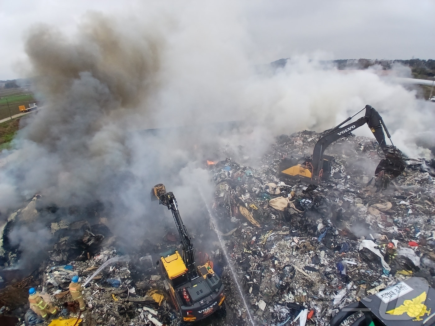 10일 오전 6시 15분께 전북 익산시 부송동의 한 폐기물 처리장에서 불이 났다. (전북소방본부 제공. 재판매 및 DB금지)