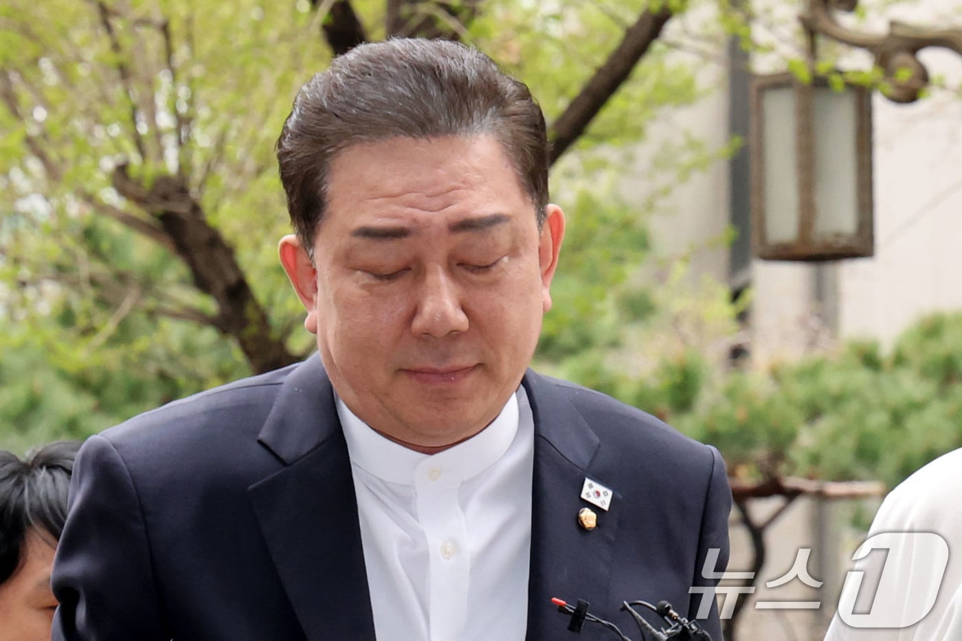 각종 비위 의혹으로 수사를 받고 있는 김병기 무소속 의원이 10일 오후 피의자 신분으로 조사를 받기 위해 서울 마포구 서울경찰청 공공범죄수사대에 출석하고 있다. 2026.4.10 ⓒ 뉴스1 이광호 기자