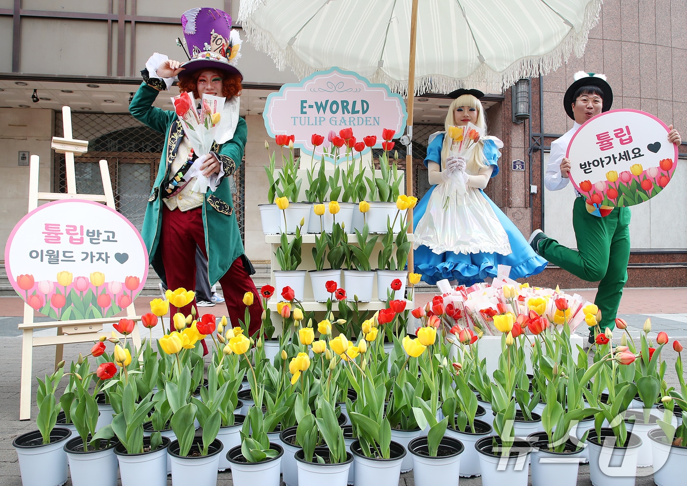 10일 오후 대구 중구 동성로 28아트스퀘어에서 테마파크 이월드 관계자들이 시민들에게 튤립을 무료로 나눠주는 '튤립 픽업 이벤트'를 진행하고 있다. 이월드는 봄 시즌을 맞아 100만 송이 튤립과 함께하는 '튤립 트래블'을 선보인다. 2026.4.10 ⓒ 뉴스1 공정식 기자
