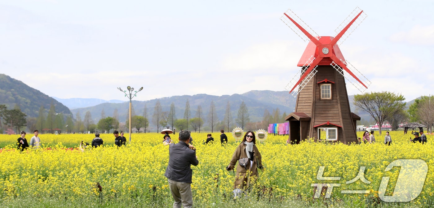 포근한 봄 날씨를 보인 10일 경남 창녕군 남지읍 창녕낙동강유채단지에서 열린 '제21회 창녕 낙동강유채축제'를 찾은 상춘객이 봄기운을 봄기운을 만끽하고 있다. 제21회 창녕 낙동강유채축제는 오는 12일까지 진행된다. 2026.4.10 ⓒ 뉴스1 윤일지 기자