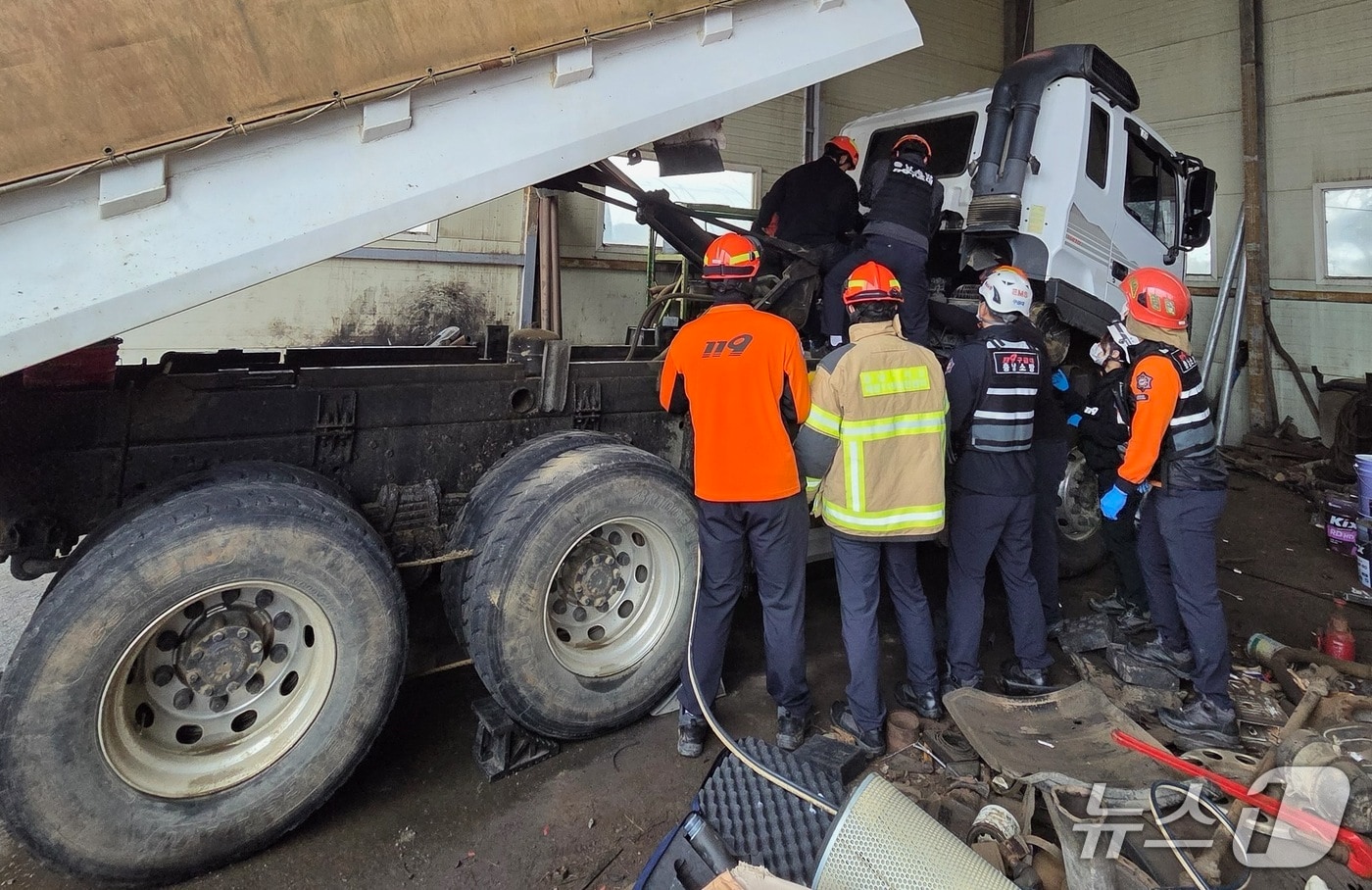  서산 수석동 정비소 사고 현장. (서산소방서 제공, 재판매 및 DB금지) / 뉴스1