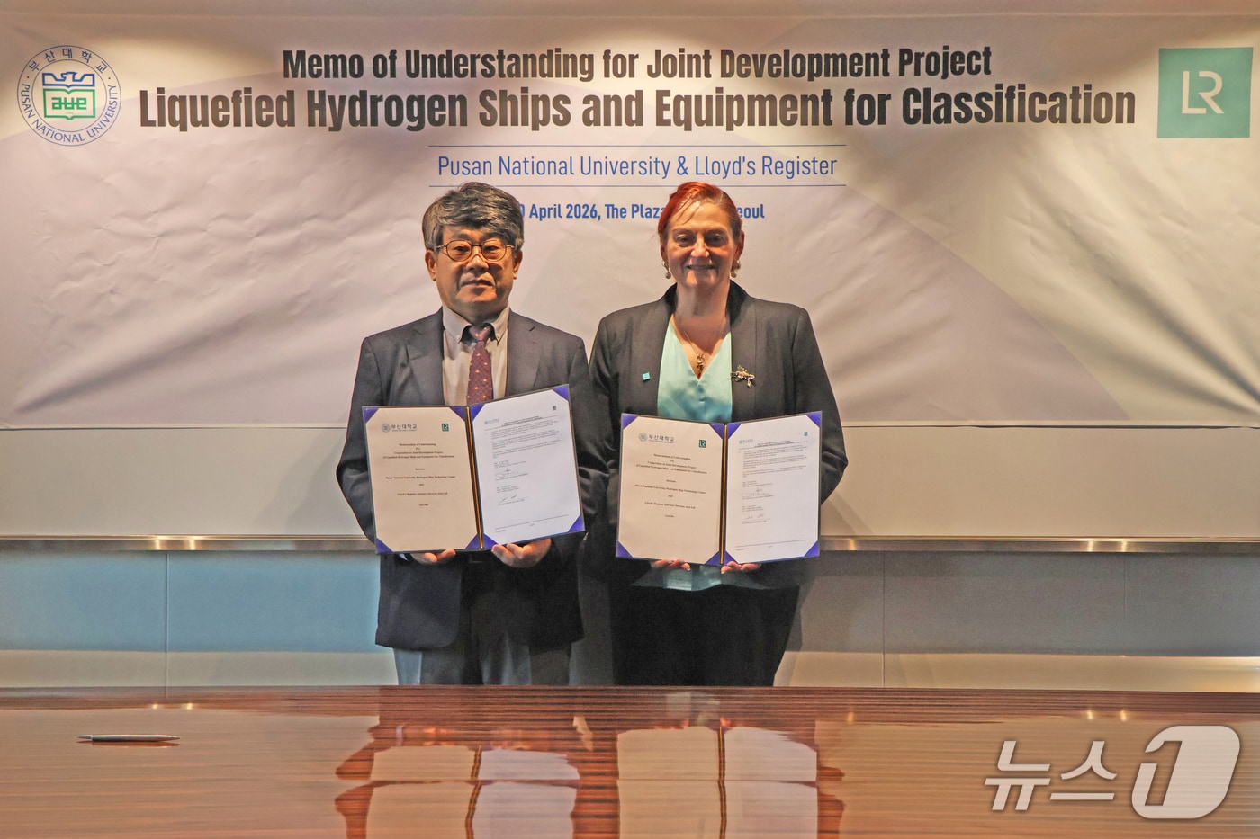10일 서울 더 플라자 호텔에서 열린 부산대 수소선박기술센터·로이드선급 액화수소 운반선 및 기자재 부문의 상호 공동 기술 인증체계 연구개발을 위한 업무협약(MoU)식에서 이제명 부산대 수소선박기술센터장(왼쪽)과 클라우딘 로이드선급협회 기술총괄이사가 협약서를 들어 보이고 있다. (부산대 수소선박기술센터 제공. 재판매 및 DB 금지)