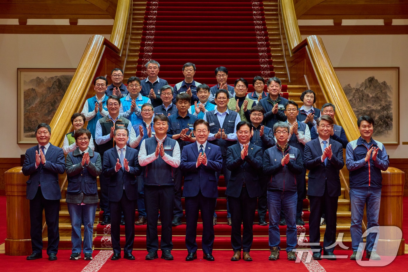 이재명 대통령과 양경수 민주노총 위원장이 지난 10일 청와대에서 열린 전국민주노동조합총연맹 초청 간담회에서 기념촬영을 하고 있다. (청와대 제공. 재판매 및 DB금지) 2026.4.10 ⓒ 뉴스1 이재명 기자