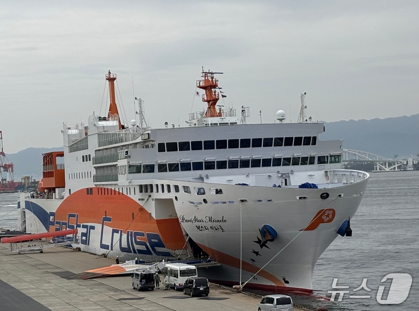 오사카 항에 정박한 팬스타 미라클 호 모습 ⓒ 뉴스1 홍윤 기자