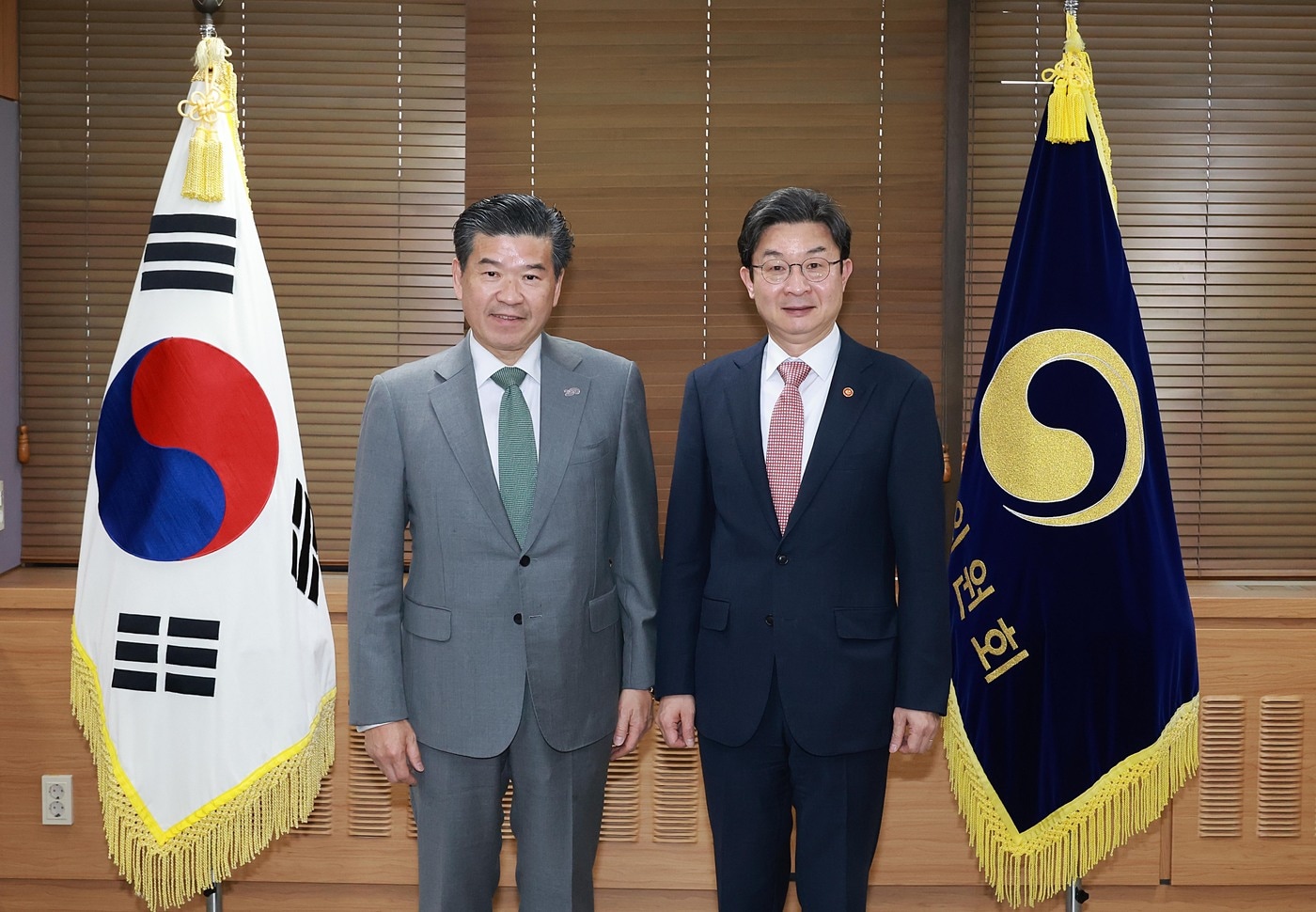 이억원 금융위원장이 10일 오후 서울 종로구 정부서울청사에서 주한미국상공회의소(이하 '암참') 제임스 김 회장 겸 대표이사 및 이사들과 만나 글로벌 금융기관의 한국 투자 확대 및 한국 금융규제 경쟁력 제고를 위한 제언과 정책방향에 대해 논의했다(금융위 제공).