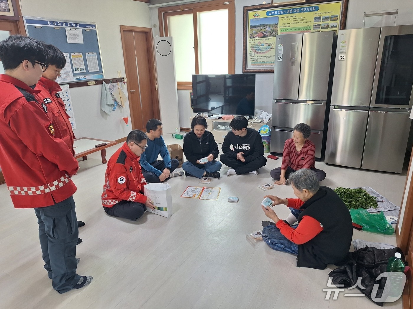 최수천 동부지방산림청장이 마을회관에서 산불예방 행동요령을 알려주고 있다.(동부산림청 제공, 재판매 및 DB 금지) 2026.4.10/뉴스1