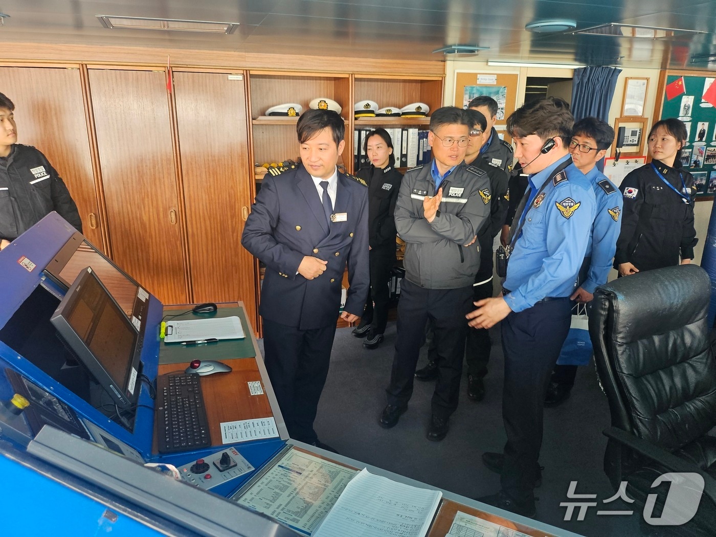 부산해경이 10일 크루즈선 '드림호'를 살펴보는 모습 (해경 제공. 재판매 및 DB금지)