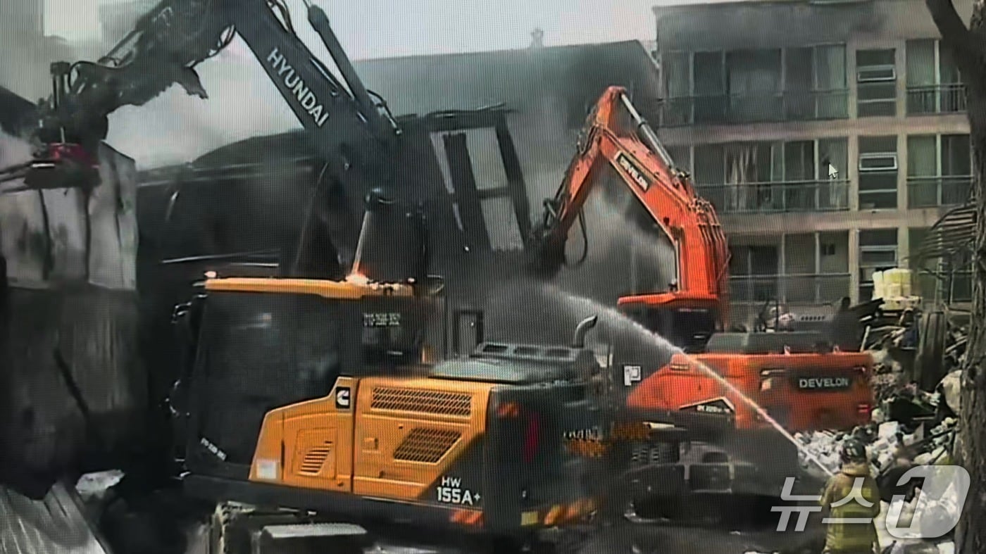 10일 소방 당국이 울산 남구 달동의 한 건물에 난 불을 진압하고 있다.(울산소방본부 제공. 재판매 및 DB금지)/뉴스1