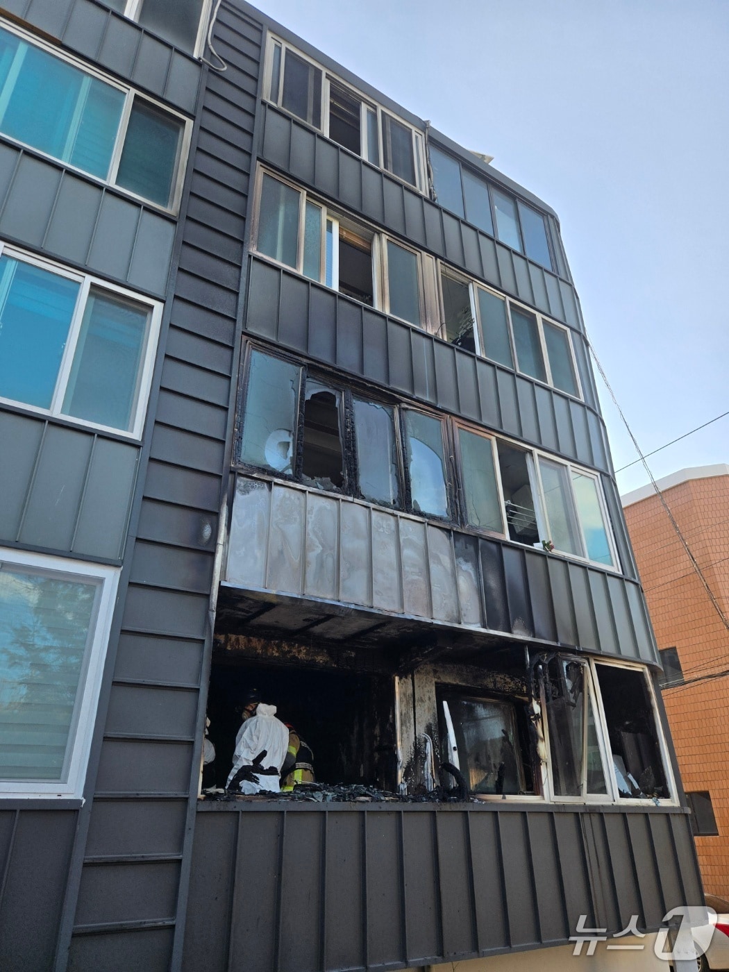 10일 오후 3시 6분께 울산 남구 무거동 다세대주택 2층에서 불이 났다.(울산소방본부 제공. 재판매 및 DB금지)/뉴스1