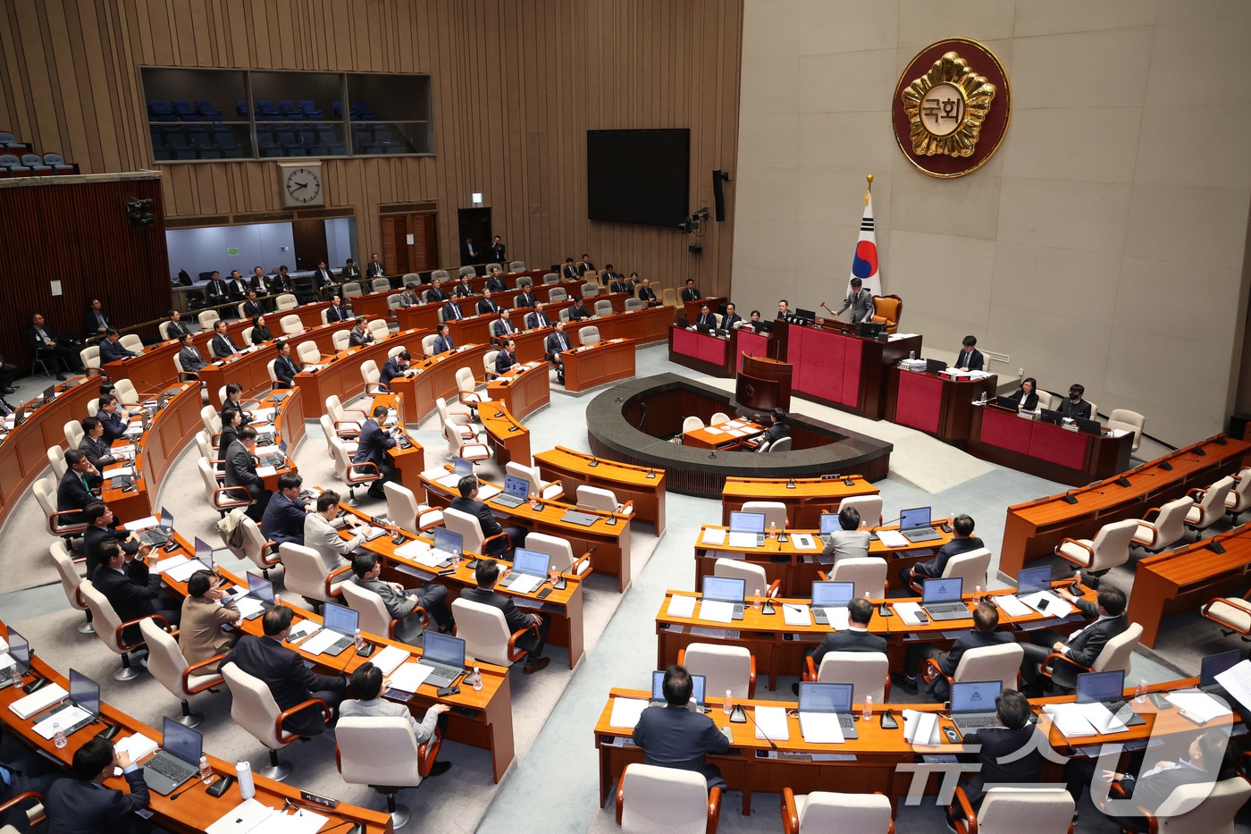 전쟁 추경 26.2조 확정...고유가 피해 지원금 이달 지급 개시 - 뉴스 썸네일 이미지