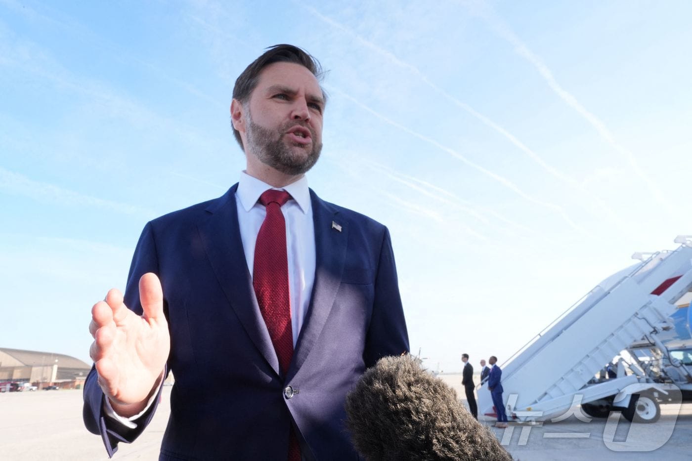 10일(현지시간) JD 밴스 미국 부통령이 이란 문제 관련 회담을 위해 파키스탄으로 출발하기 전, 메릴랜드주 앤드류스 합동기지에서 공군 2호기에 탑승하기 전 기자들에게 이야기하고 있다. 2026.04.10. ⓒ AFP=뉴스1