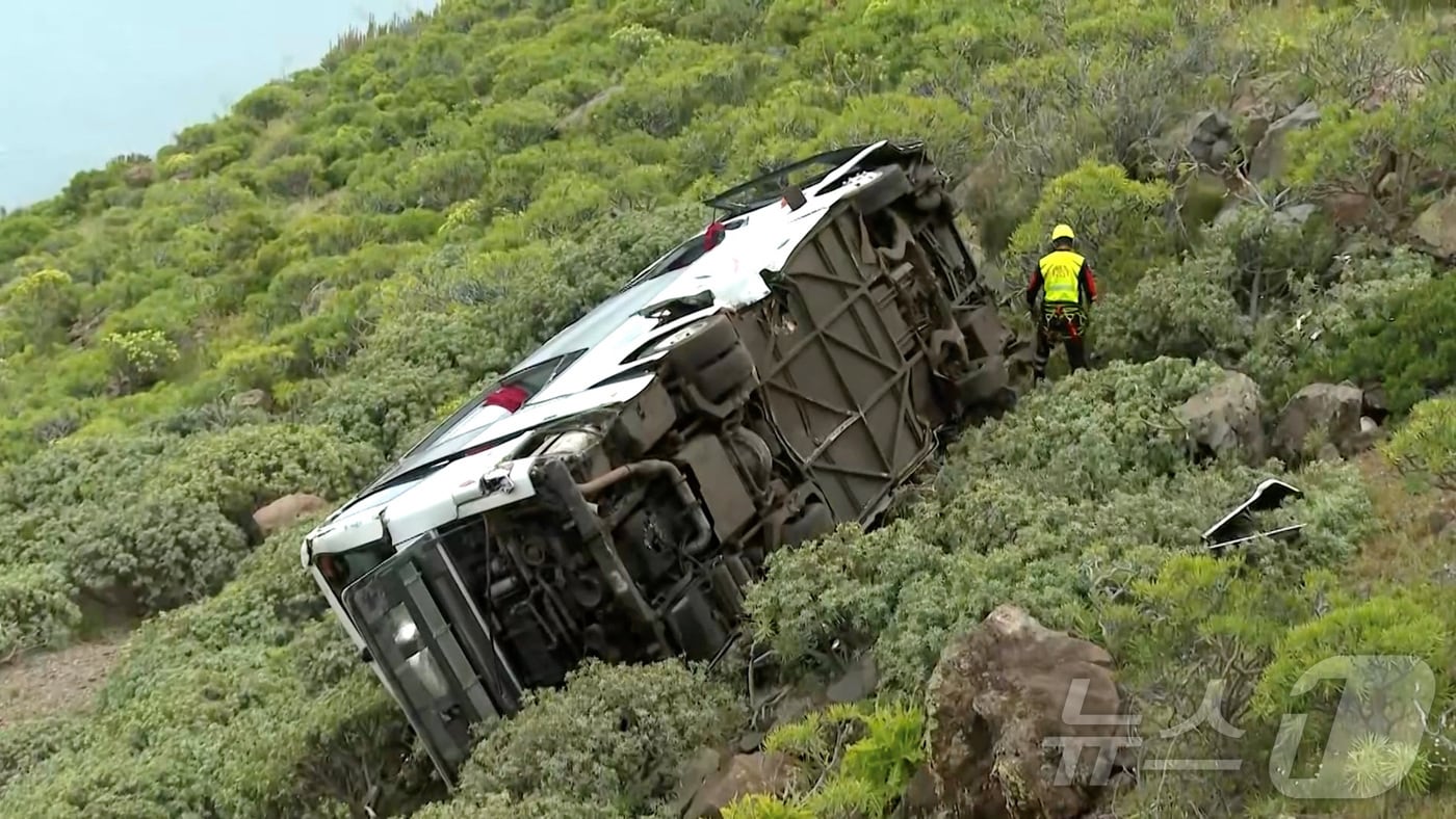 10일(현지시간) 스페인 라고메라 섬에서 영국 관광객을 태운 버스가 협곡으로 추락했다.2026.04.10.ⓒ 로이터=뉴스1