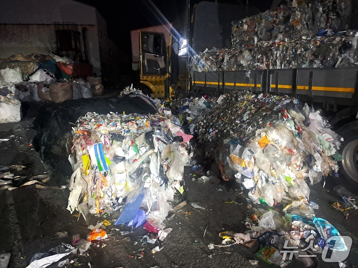 10일 오후 7시 17분께 정읍시 북면의 한 폐기물 처리장에서 발생한 사고현장. (전북소방본부 제공. 재판매 및 DB금지)