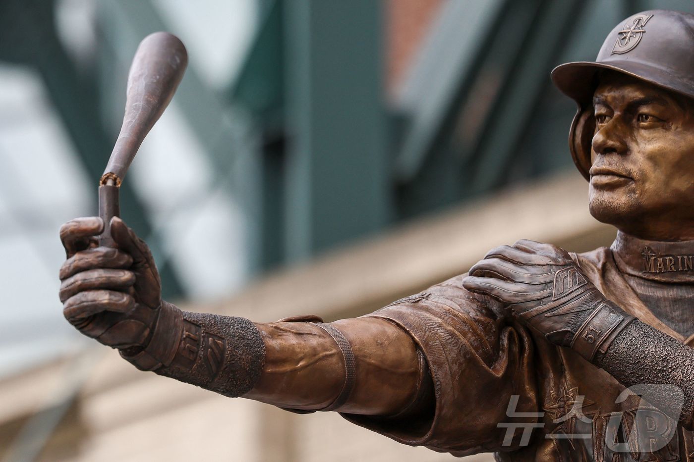 스즈키 이치로 동상 제막식에서 부러진 채 공개된 배트. ⓒ AFP=뉴스1