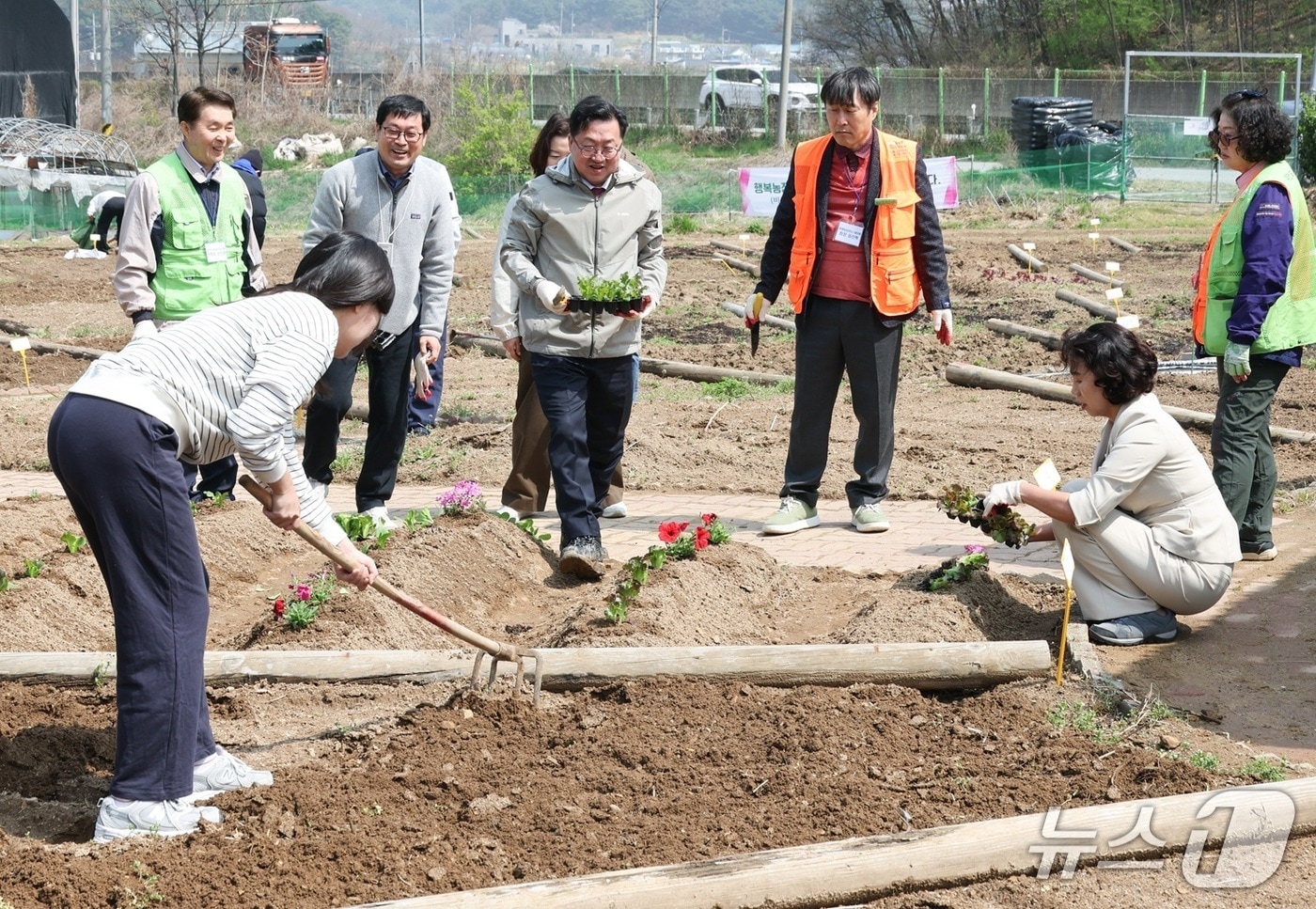 이장우 대전시장이 행복농장 개장식에서 텃밭에 모종을 심기 위해 이동하고 있다。(대전시 제공. 재판매 및 DB금지)/뉴스1