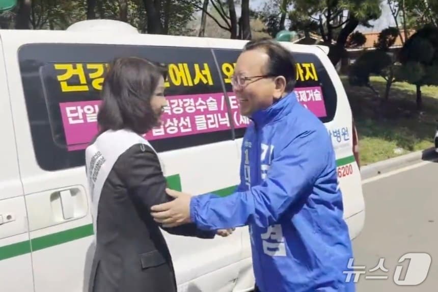 대구시장 선거 국면에서 주목 받고 있는 이진숙 전 방송통신위원장과 김부겸 더불어민주당 대구시장 예비후보가 11일 대구 달서구 계명대 성서캠퍼스에서 열린 한 행사장에서 인사를 나누고 있다. (이진숙 전 방송통신위원장 측 제공. 재판매 및 DB 금지) 2026.4.11/뉴스1