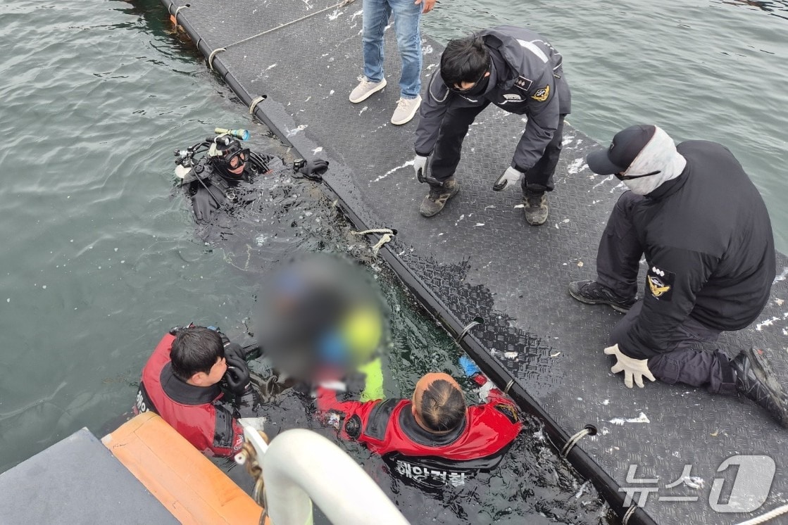 태안해경이 실종된 Ａ씨를 인양하고 있다。(태안해경 제공. 재판매 및 DB금지)/뉴스1