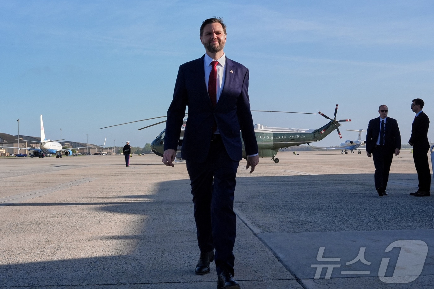 JD 밴스 부통령이 10일 파키스탄에서 열리는 이란과의 협상을 위해 앤드루스 공군기지에 도착해 있다. 2026.4.10 ⓒ 로이터=뉴스1