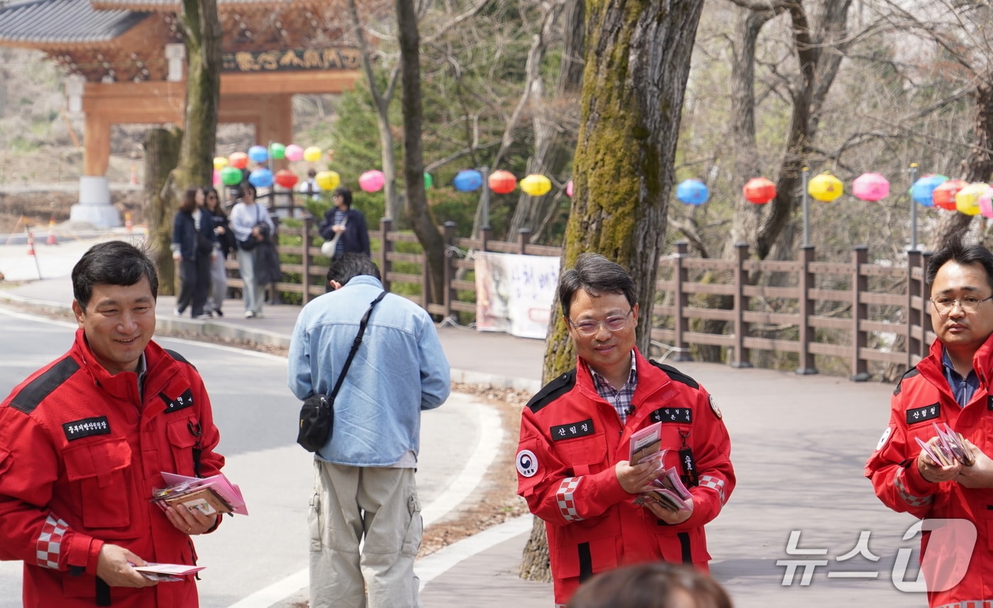 박은식 산림청장이 산불 예방 기동단속 현장점검을 하고 있다.(산림청 제공. 재판매 및 DB금지)/뉴스1
