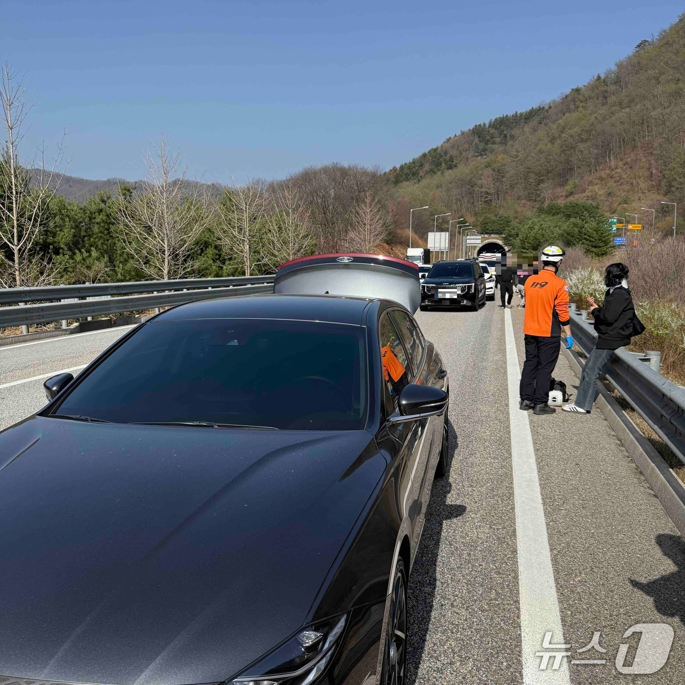 춘천 남면 서울양양고속도로 발신 1교 인근 추돌사고 현장.(강원도소방본부 제공. 재판매 및 DB금지)/뉴스1