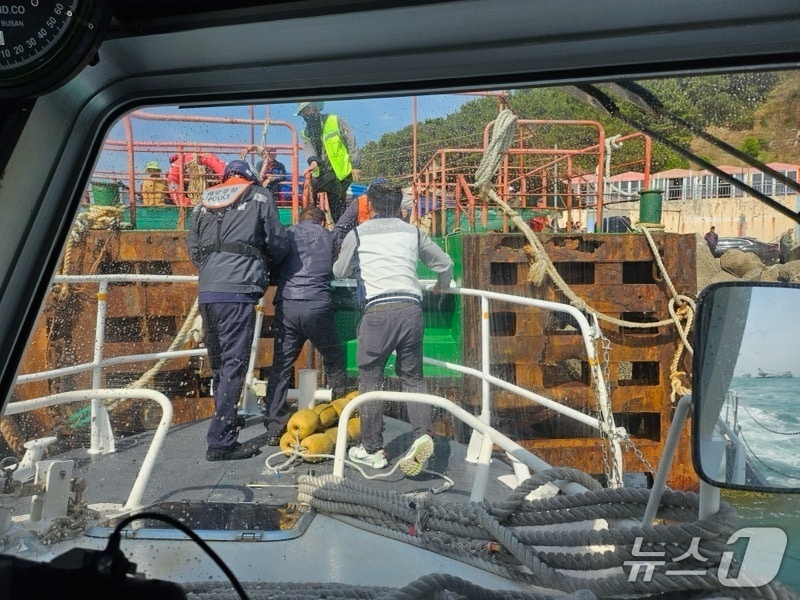 11일 오후 2시 38분쯤 부산 태종대 인근 해상에서 운항 중이던 유람선에 응급환자가 발생해 해경이 이송하고 있다.(부산해경 제공. 재판매 및 DB금지)