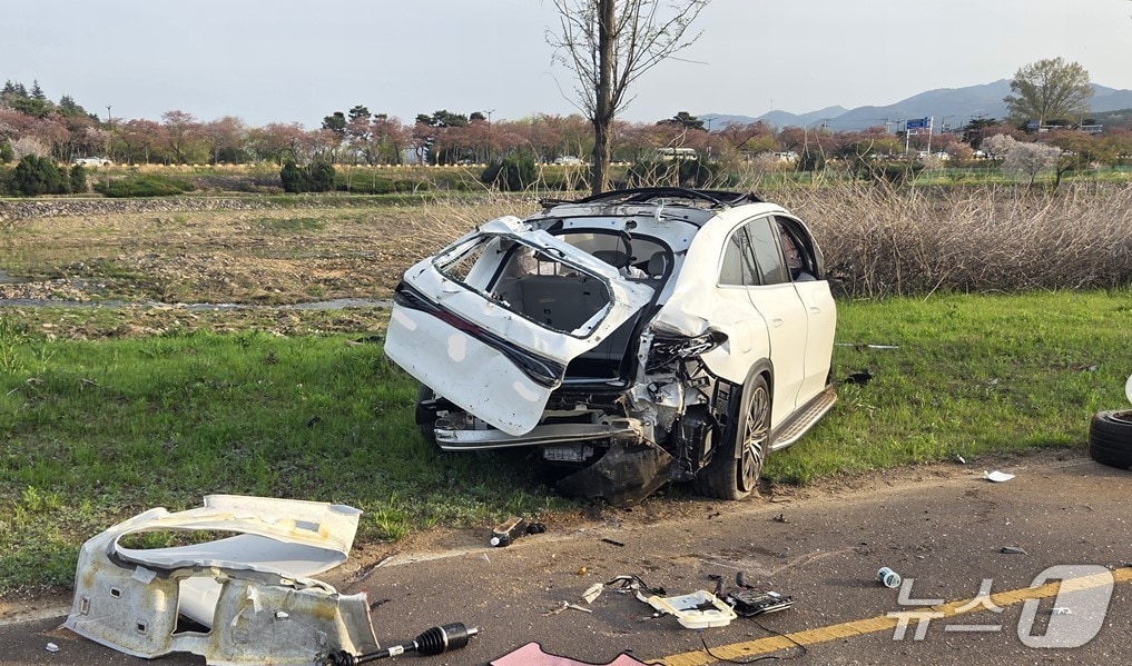가드레일 충돌 후 5m 아래로 추락한 승용차 1대가 형체를 알아보기 어려울 정도로 파손돼 있다. (경북소방본부 제공. 재판매 및 DB 금지)