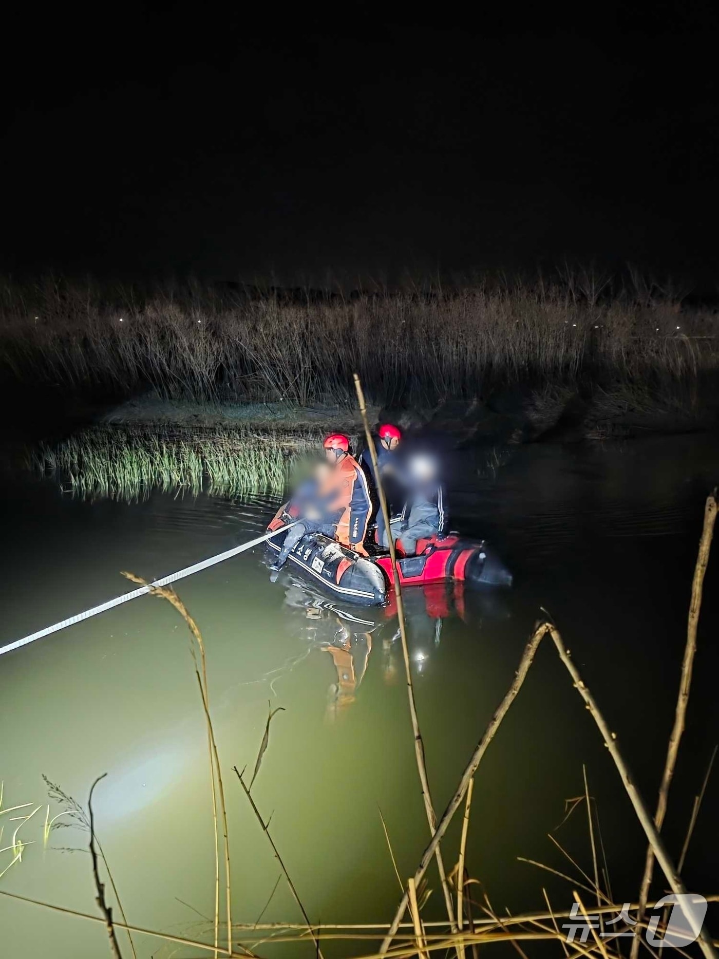 강원도 양양 조산리 남대천 낚시객 고립.(강원도소방본부 제공, 재판매 및 DB 금지) 2026.4.12/뉴스1